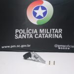 Homem é preso com revólver escondido atrás da geladeira em Chapecó