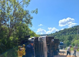Motorista fica ferido após tombamento de carreta em rodovia de SC