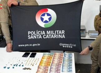 Dois homens são presos por tráfico de drogas após fuga por telhados em Chapecó