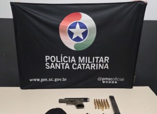 Polícia apreende pistola e veículo após troca de tiros em cidade catarinense