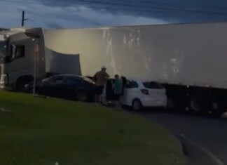VÍDEO: Acidente com carreta, caminhão e carros trava trânsito em Chapecó