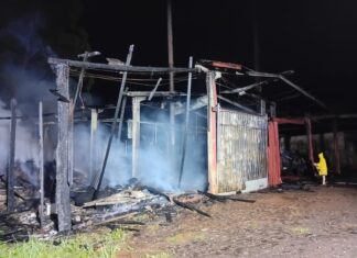 Incêndio de grandes proporções destrói parte de madeireira no Oeste de Santa Catarina