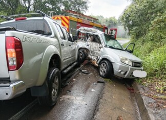 Colisão entre caminhonete e carro deixa homem inconsciente preso às ferragens na SC-157 no Oeste de SC