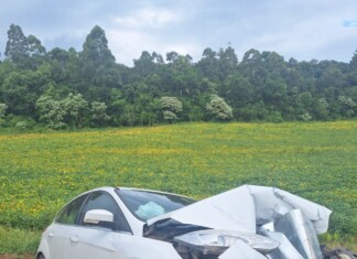 Motorista perde controle em curva, bate em defensa metálica e recusa teste do bafômetro no Oeste de SC