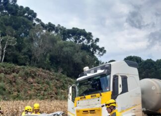 Colisão frontal entre carreta e carro deixa quatro mortos no Oeste de SC