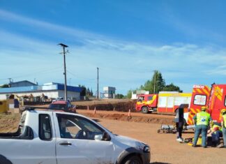 Motociclista de 19 anos é socorrido após batida com carro em trevo na BR-282, no Oeste de SC