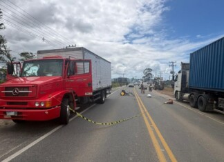 Ciclista morre após ser atropelado por caminhão em rodovia de SC
