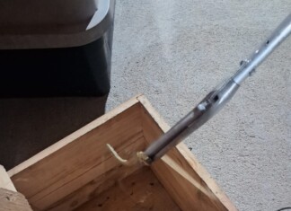 Bombeiros capturam jararaca encontrada em residência