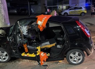 Mulher morre após carro colidir contra poste