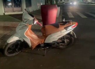 VÍDEO: Motociclista que seguia para o trabalho fica ferida após colisão em rótula em Chapecó