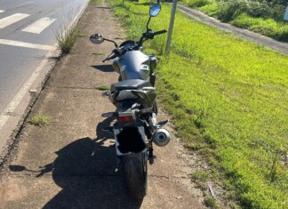 Carro bate em motocicleta e motorista foge sem prestar socorro em Chapecó