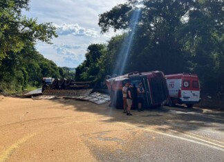 VÍDEO: Motociclista fica gravemente ferida após acidente com carreta e é levada de helicóptero ao HRO na BR-282