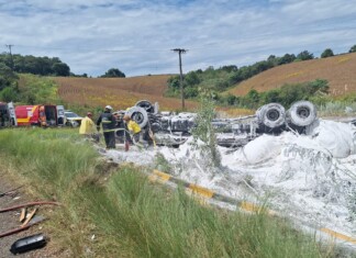 Caminhão tomba e deixa dois feridos em Santa Catarina