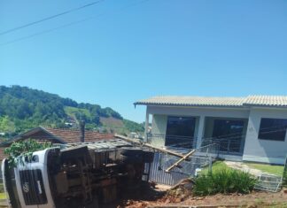 Acidente com caminhão causa risco elétrico e mobiliza equipes de emergência no Oeste