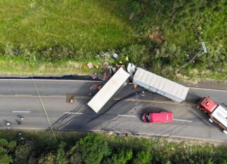 Colisão frontal entre carretas deixa dois mortos no Meio Oeste