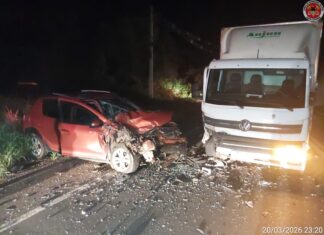 Batida frontal termina com duas pessoas hospitalizadas no Meio-Oeste