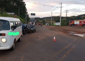 Colisão em sequência entre quatro veículos termina com três pessoas hospitalizadas no Oeste
