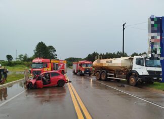 Colisão entre carro e caminhões deixa mulher presa às ferragens no Oeste de SC