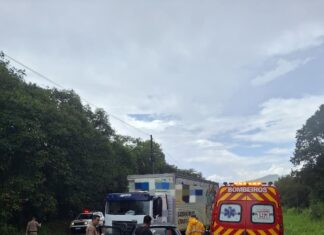 Pai e filha ficam presos às ferragens após colisão frontal com caminhão no Oeste