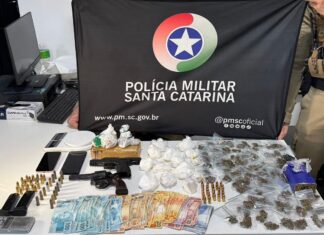 Dupla é presa com drogas, armas e mais de R$ 7 mil durante operação em Chapecó