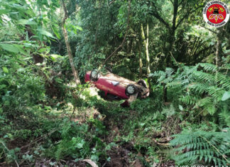 Motorista fica ferido após carro sair da pista e capotar em ribanceira no Oeste de SC