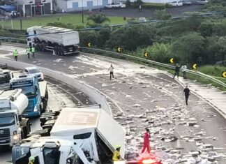 VÍDEO: Confira o momento em que carreta carregada tomba na BR-282 no Oeste de SC