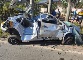 Três jovens morrem após carro sair da pista e bater em poste em Santa Catarina
