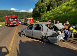 VÍDEO: Mulher morre após carro sair da pista e capotar na BR-282 no Oeste Catarinense