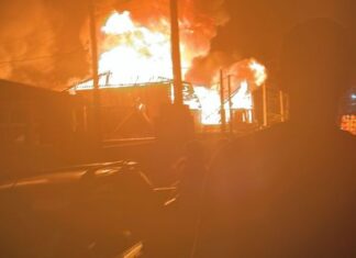 Fogo atinge conjunto de residências e mobiliza grande operação de bombeiros em Santa Catarina