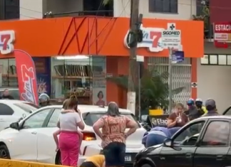 Moto atinge pedestre e deixa dois feridos em Chapecó