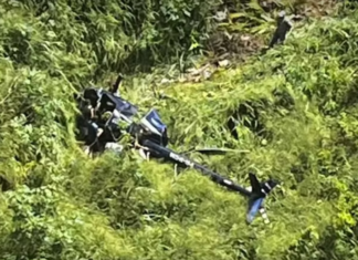 VÍDEO: Helicóptero cai durante decolagem e deixa quatro pessoas feridas