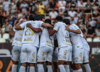 Chapecoense segura pressão, mas sofre gol no fim e perde no Rio