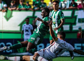 Com um a mais, Chapecoense abre o placar, mas cede empate ao Vitória no apagar das luzes