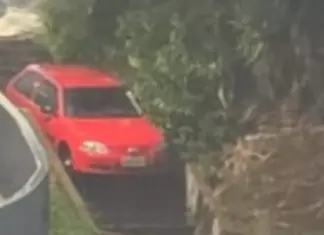 VÍDEO: Carro perde controle e desce escadaria no RS