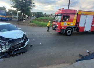 Três pessoas ficam feridas após colisão entre carro e van no Oeste
