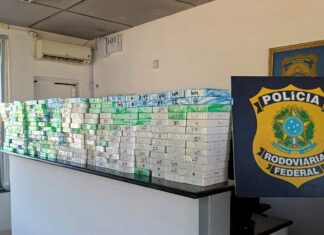 PRF apreende carga milionária de iPhones escondidos em carro em SC