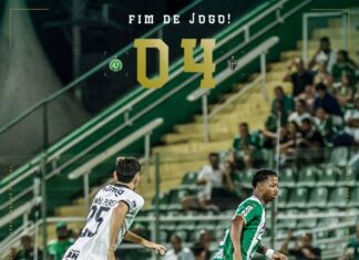 Atlético-MG domina no primeiro tempo, goleia a Chapecoense e aprofunda crise no Brasileirão