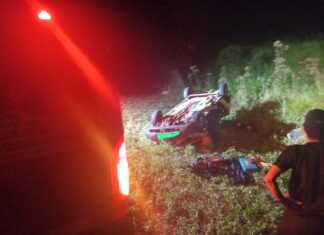 Motorista sai da pista, capota veículo e é resgatado pelos bombeiros no Oeste de SC