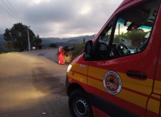 Jovem de 22 anos fica ferido após carro capotar no Oeste Catarinense
