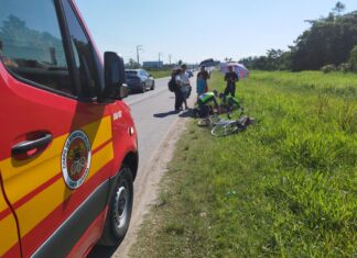 Acidente entre motocicleta e bicicleta deixa mulher ferida em SC