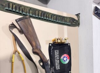 Homem é preso após ameaçar pessoas com arma de fogo em bar de SC