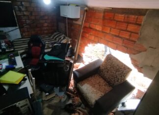 Carro desgovernado invade casa e deixa morador ferido no Oeste de SC