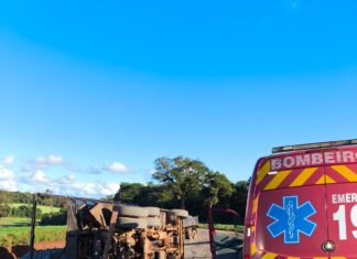 Tombamento de caminhão deixa condutor ferido no Oeste de SC