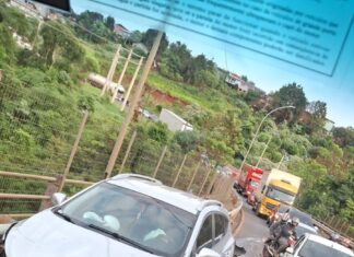 Rodado de caminhão se solta e causa acidente com carro no Contorno Viário de Chapecó