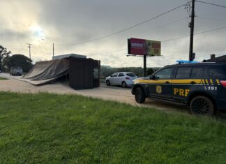 VÍDEO: Tombamento de caminhão causa congestionamento em Chapecó