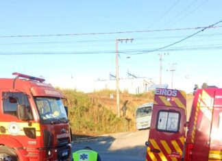 Idoso fica ferido após colisão entre carro e moto em SC