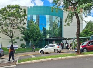 Pais da EEB Bom Pastor registram BO após reunião com a escola sobre denúncia de que alunos são amarrados com fita em sala de aula