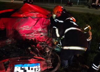 Motorista morre preso às ferragens após batida com caminhão em SC