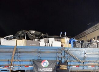 Caminhão carregado com cigarros, vinho e camarão é apreendido em operação conjunta no Oeste