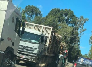 VÍDEO: Imprudência em curva causa colisão e tombamento no Meio-Oeste de SC